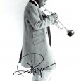 Roy HARGOVE (1969/    ) Trompettiste de jazz Très belle photo de l’artiste à la trompette présenté sous passe partout 24 x 30cm portant la signature autographe de Roy Hargove […]