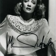    MARLENE DIETRICH (1901/1992)   Photo 18 x 24 cm montée sous passe partout 24 x 30, avec très belle signature autographe. 250€