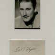 ERROL FLYN  (1909 / 1959) Errol Flynn s’est fait connaître principalement pour ses rôles dans les films d’aventure de Michael Curtiz, tels que Capitaine Blood (1935), Les Aventures de Robin des Bois (1938) […]