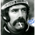 Elliott GOULD M.A.S.H., Ocean’s Eleven, Un pont trop loin, Friends…… Photo noir et blanc, 1973.Portrait avec signature autographe au charpie bleu. 70€