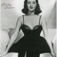   Dorothy Lamour (1914 /1996) Dorothy Lamour fut lancée par la Paramount Pictures en 1936. Surnommée la « Princesse au sarong », elle acquit une grande popularité en incarnant la fille de type exotique dans […]