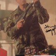 STEVEN SEAGAL Photo sous passe partout 24 x 30 cm portant la signature autographe 65€