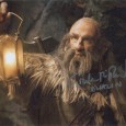 GRAHAM MC TAVICH Acteur Britanique qui a notament joué dans la trilogie The Hobbit Photo présentée avec passe partout 24 x 30 cm, portant la signature autographe 60€