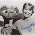 DEE WALLACE  – [avec E.T.] Photo présentée sous passe partout 24 x 30 cm avec signature autographe 55€