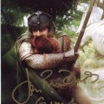 JOHN RHYS DAVIES [Seigneur des Anneaux – GIMLI] Photo présentée sous passe partout 24 x 30 cm avec signature autographe 60€