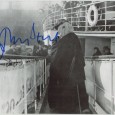 JOHN HURT [Elephant Man] Photo présentée sous passe partout 24 x 30 cm, avec signature autographe 65€