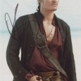 ORLANDO BLOOM [Pirates des Caraïbes] Photo présentée sous passe partout 24 x 30 cm, avec signature autographe 65€